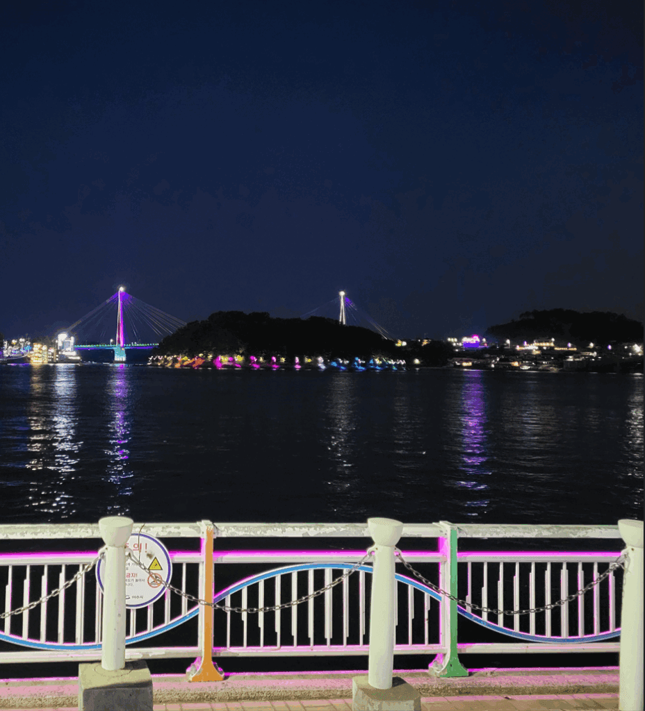 여수 밤바다 풍경, 돌산도가 보이네요