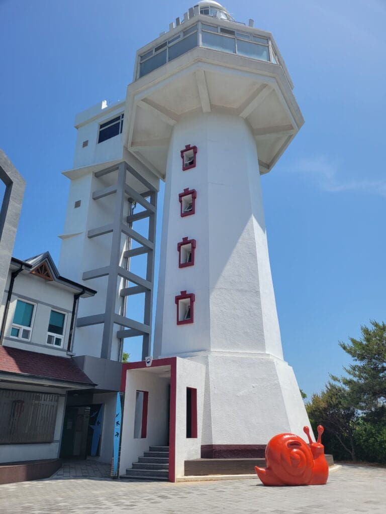 동백섬이라고 불리는 여수 오동도 등대