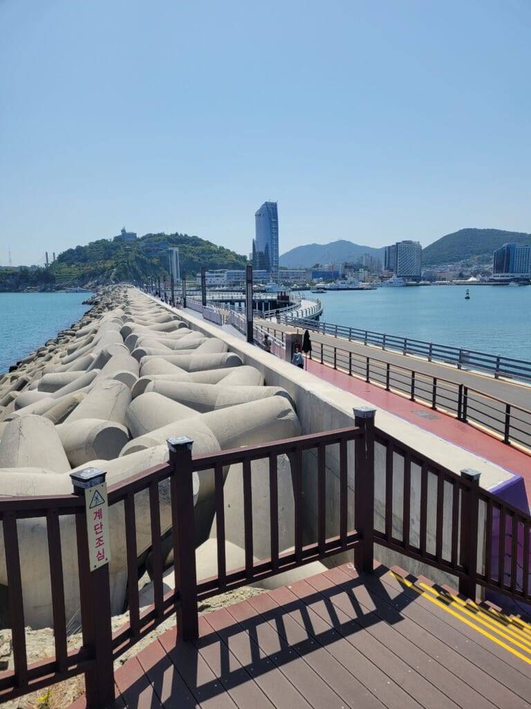 끝없이 이어진듯한 오동도 방파제