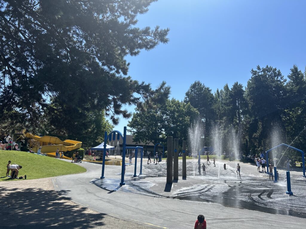 폴스 크릴 커뮤니티 센터(False Creek Spray Park)의 스프레이 파크와 워터 슬라이드