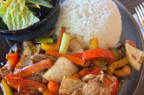 키칠라노 비치 앞에서 먹은 타이 바질의 Pad Khing