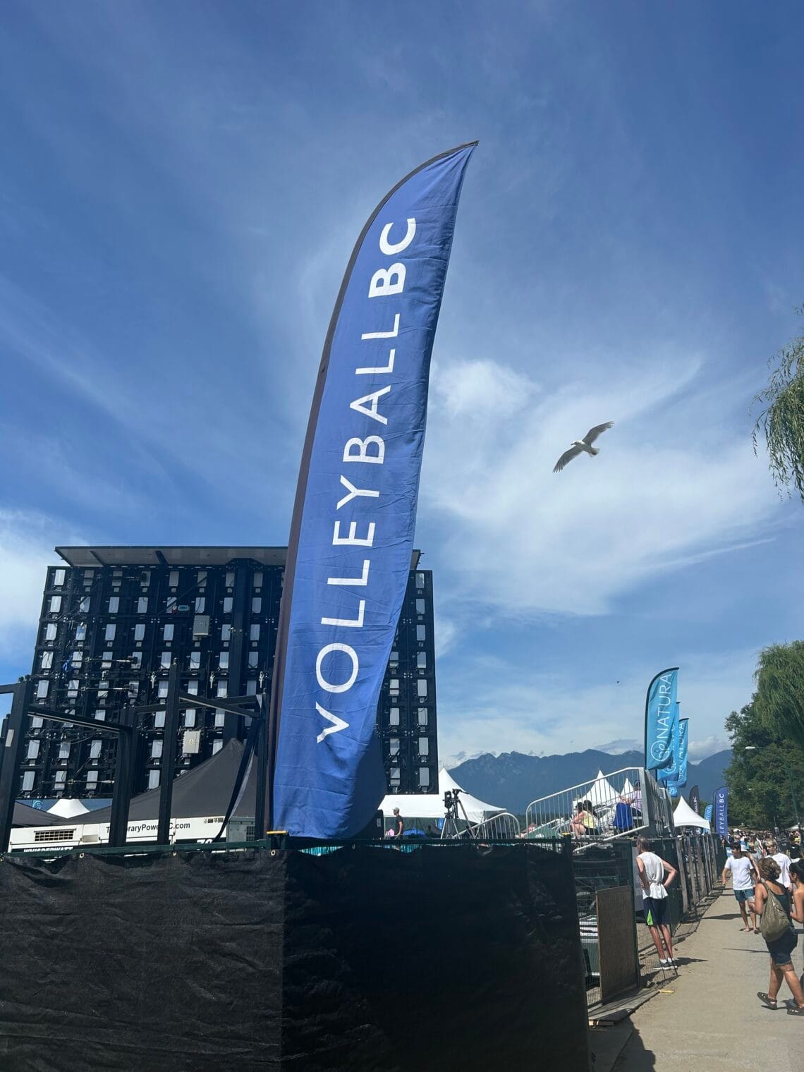 키칠나노 비치에서 열린 비치발리볼 대회 깃발과 하늘 위의 새