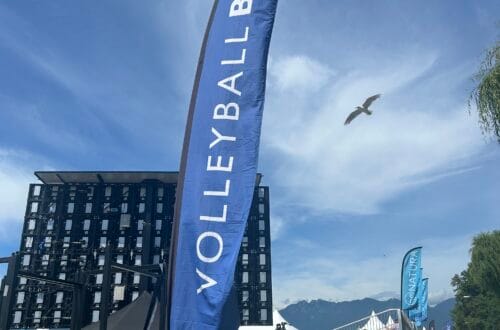 키칠나노 비치에서 열린 비치발리볼 대회 깃발과 하늘 위의 새