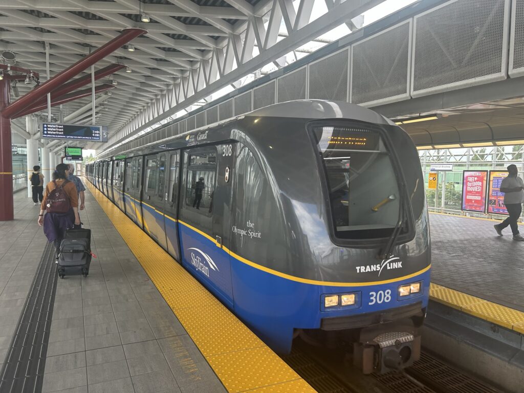 커머셜 브로드웨이역에서 출발하는 엑스포 선의 스카이트레인 기차. Water Front Station으로 향하고 있다