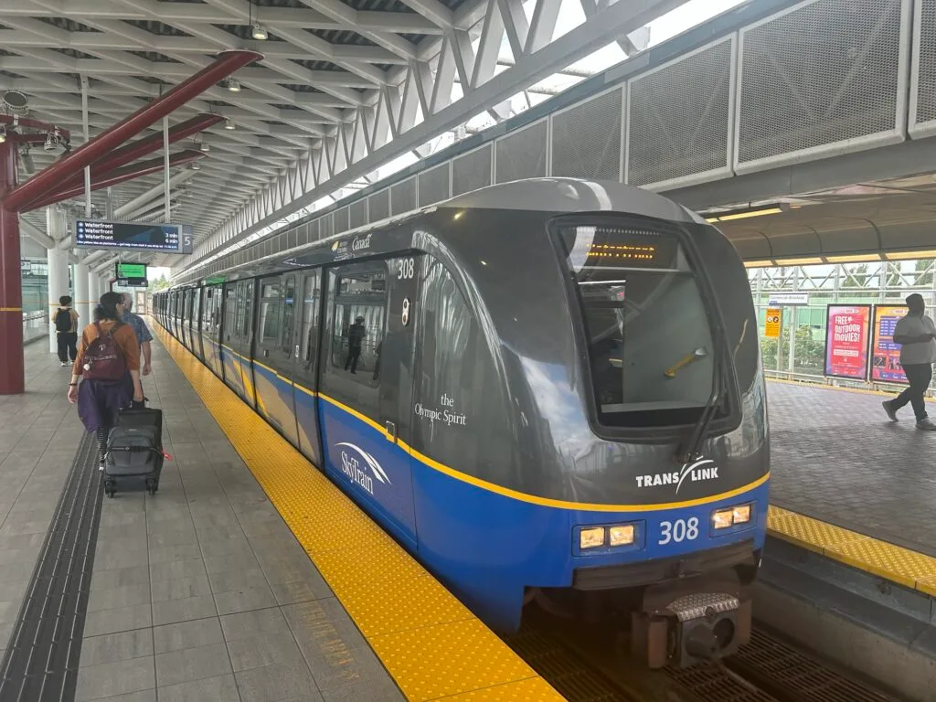 커머셜 브로드웨이역에서 출발하는 엑스포 선의 스카이트레인 기차. Water Front Station으로 향하고 있다