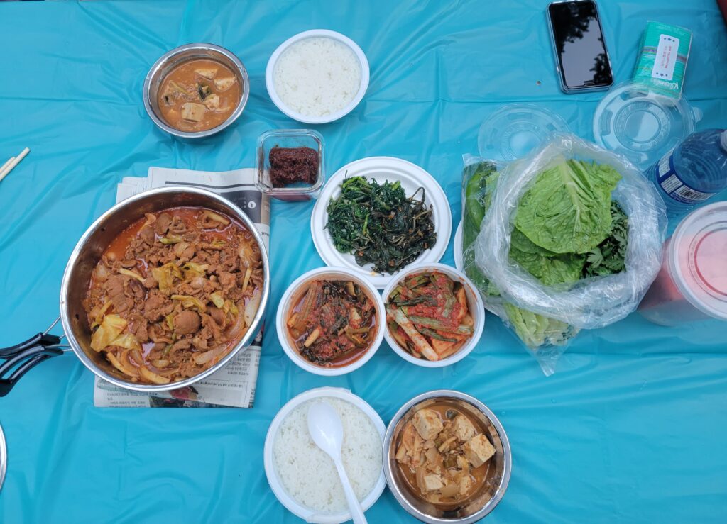 제육볶음과 함께하는 캠핑 첫날 저녁식사
