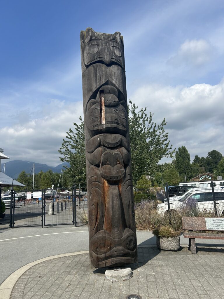노스 밴쿠버에서 우연히 만난 소박한 토템폴(Totem Pole)