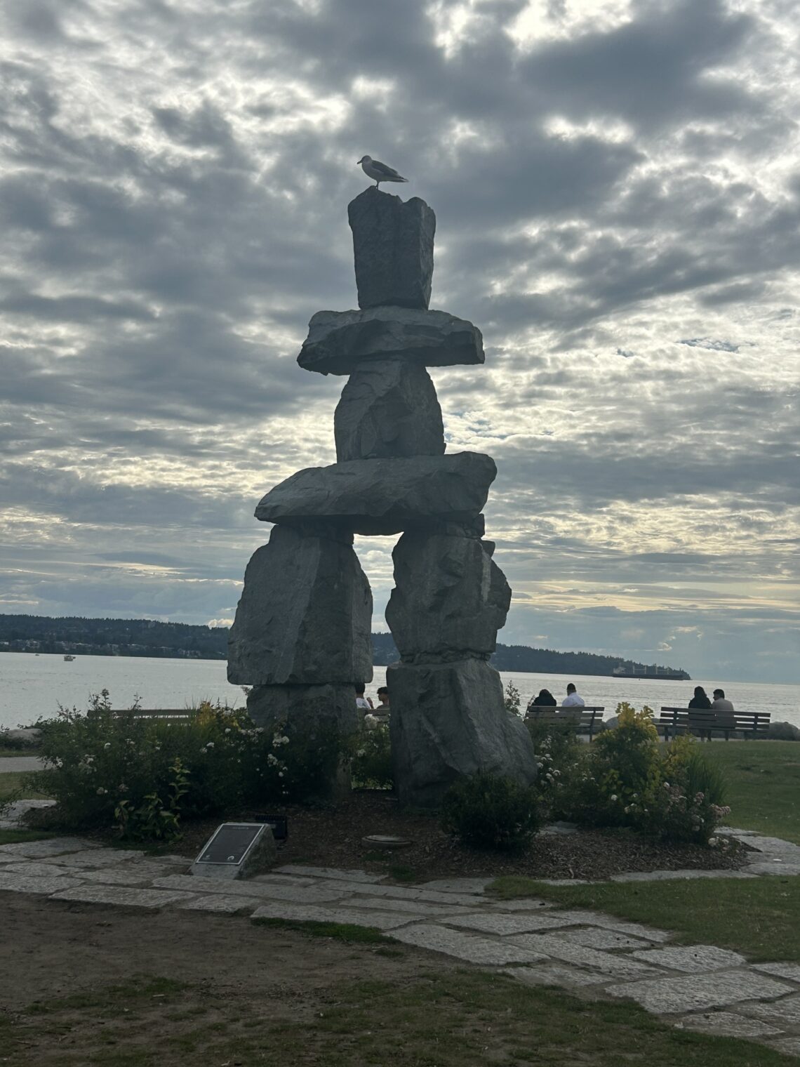 잉글리시 베이의 이눅슉 (Inukshuk)
