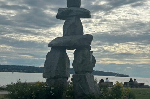 잉글리시 베이의 이눅슉 (Inukshuk)