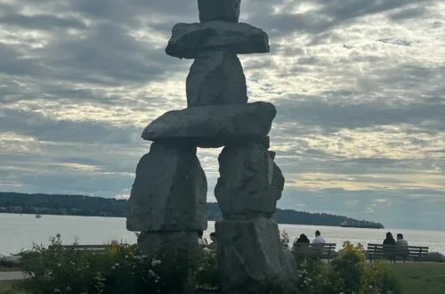 잉글리시 베이의 이눅슉 (Inukshuk)