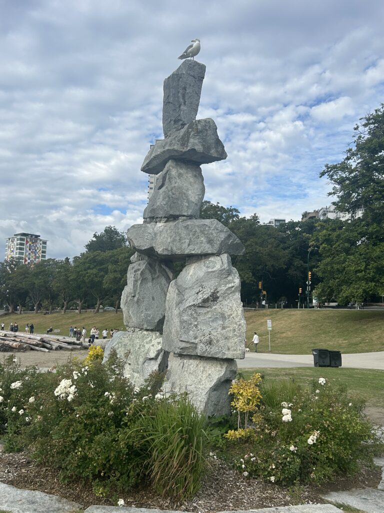 밴쿠버 잉글리시 베이의 이눅슉(Inukshuk)