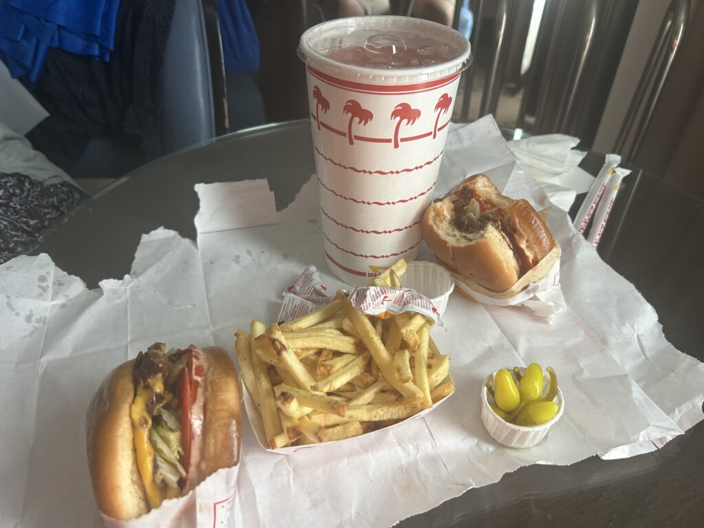 인앤아웃버거(In-And-Out Burger) 투고해서 호텔에서 먹다