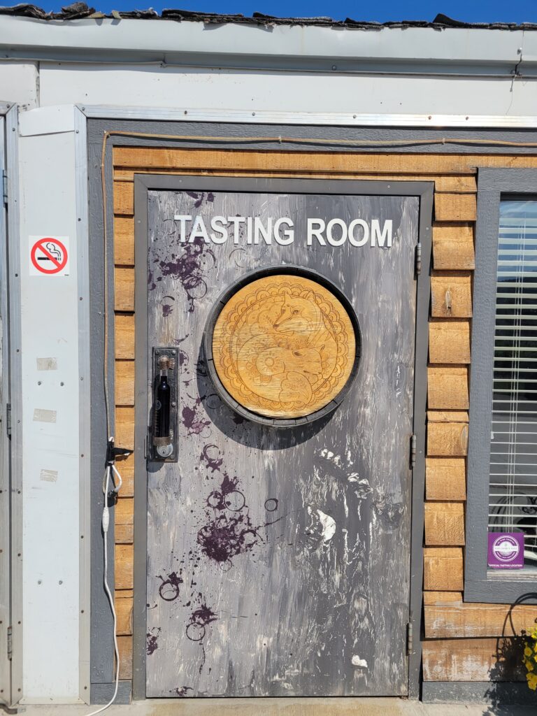 칼라라 와이너리(Kalala Winery) 테이스팅 룸의 문