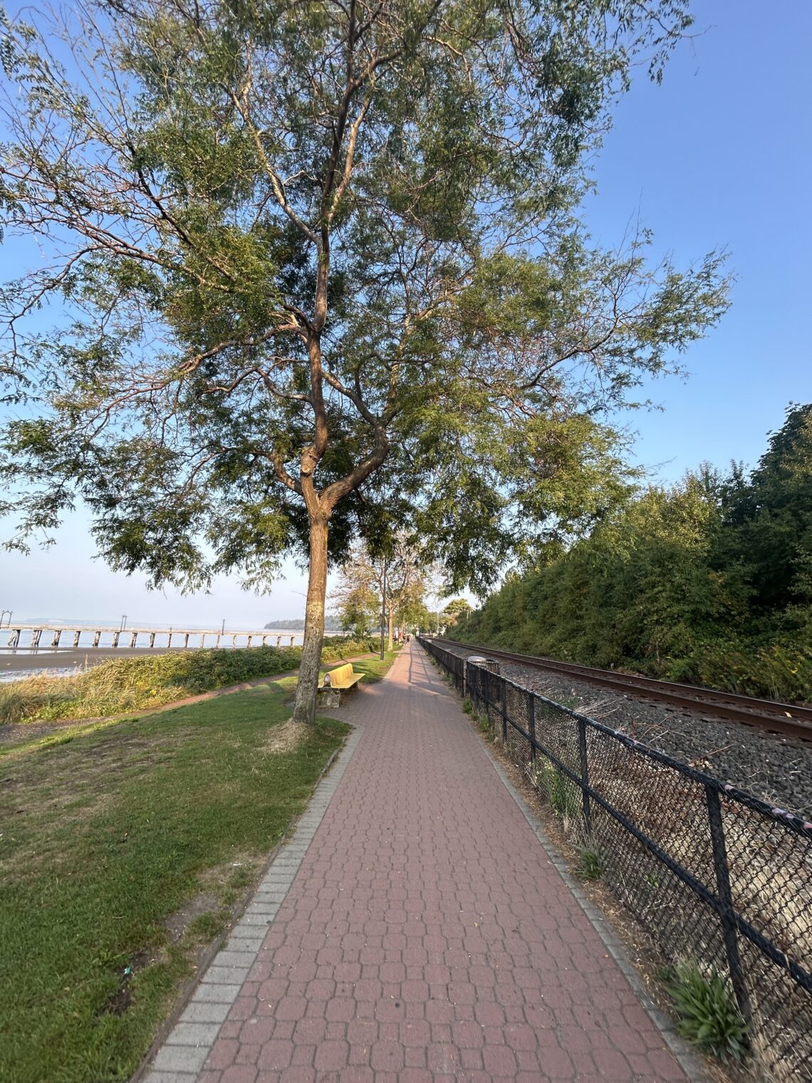 깃차길과 나란히 놓인 끝이 없는 길