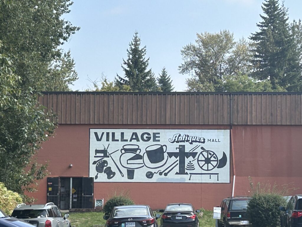 포트 랭리(Fort Langley) 빌리지 앤티크 몰(Village Antique Mall) 주차장
