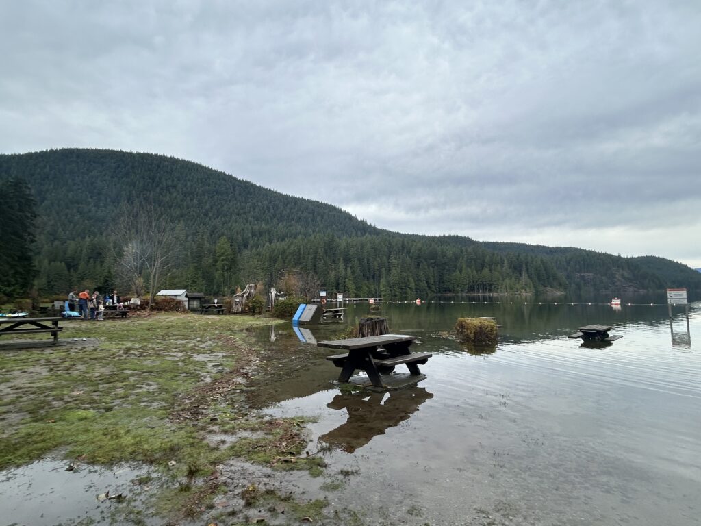 Buntzen Lake의 전경과 고기 굽는 가족