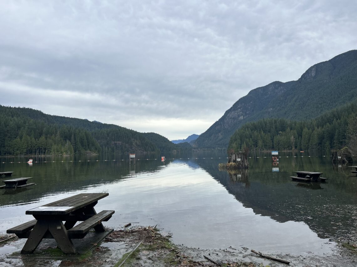 수위가 놓아 홍수가 난 Buntzen Lake