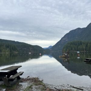 수위가 놓아 홍수가 난 Buntzen Lake