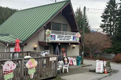 Buntzen Lake 가는 길에 그로서리(Grocery)