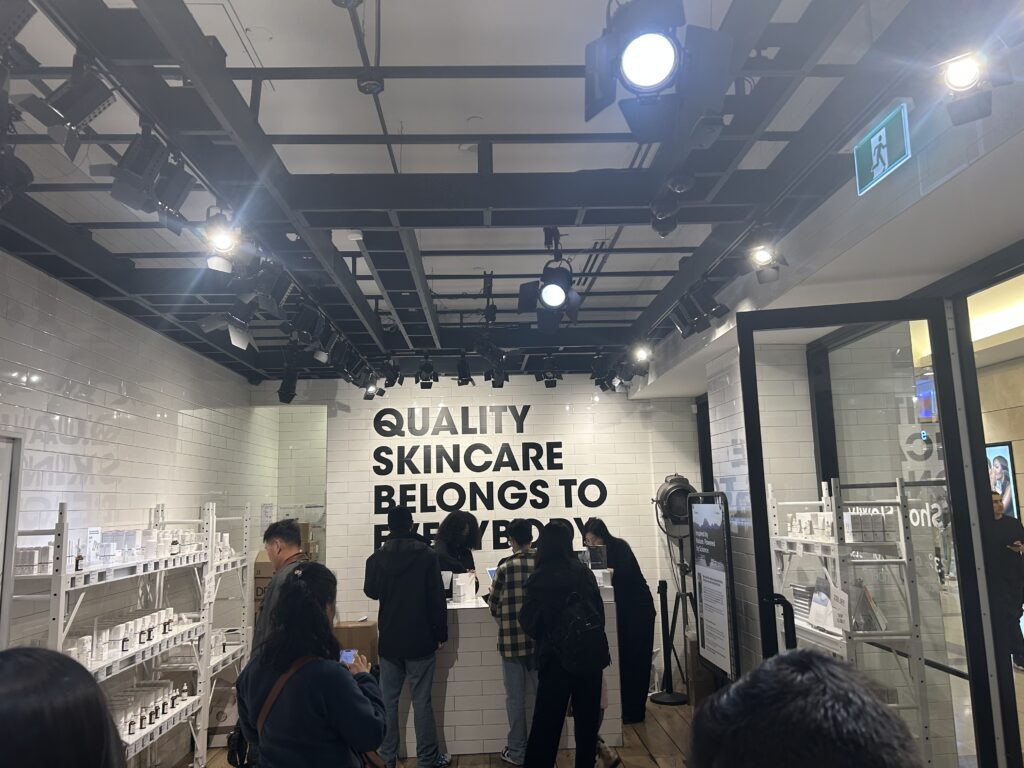 쇼핑 시즌이라 손님으로 붐비는 매장