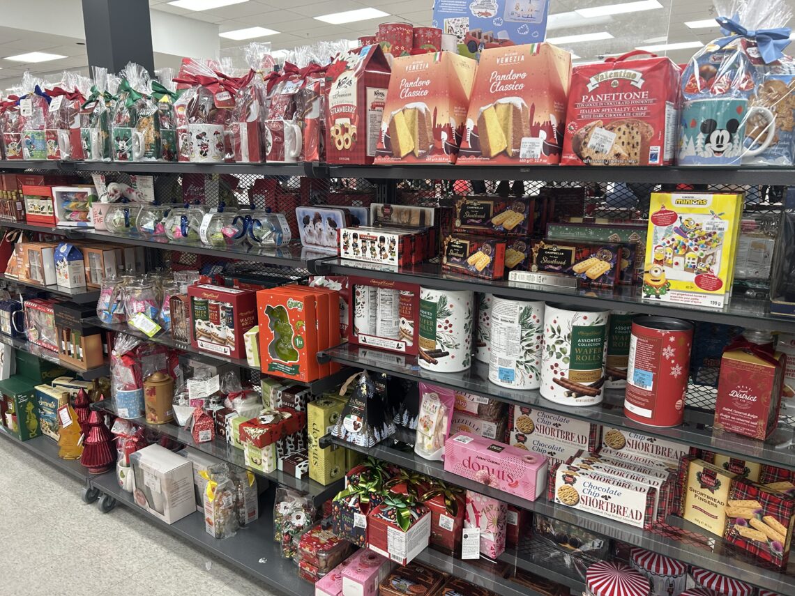 전시된 크리스마스 선물과 관련 용품들