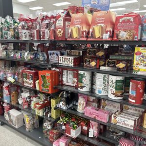 전시된 크리스마스 선물과 관련 용품들