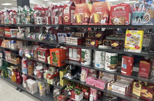 전시된 크리스마스 선물과 관련 용품들