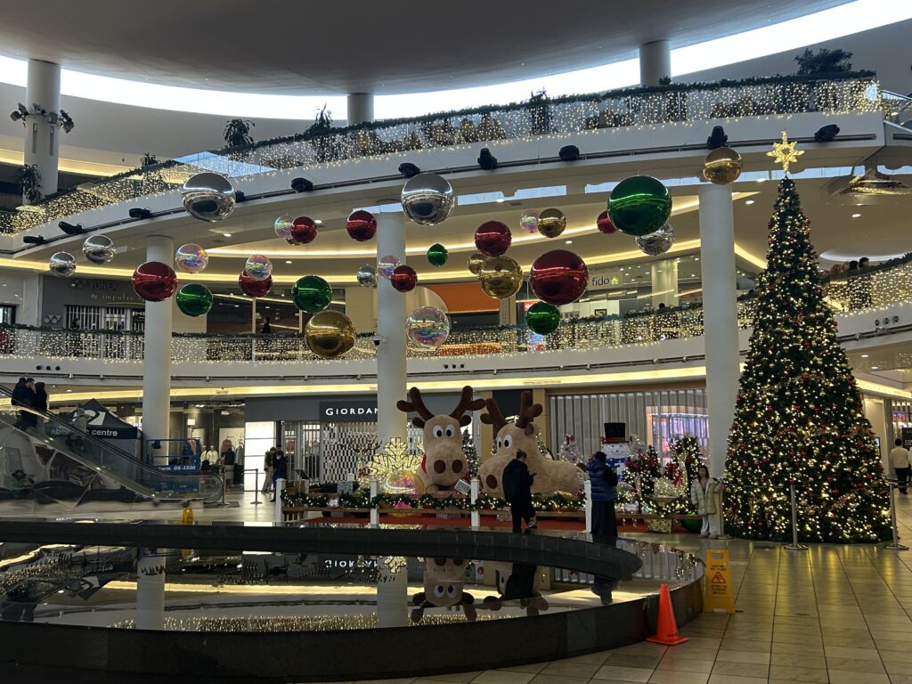 성탄 장식으로 꾸며진 에버딘 센터(Aberdeen Centre) 분수대