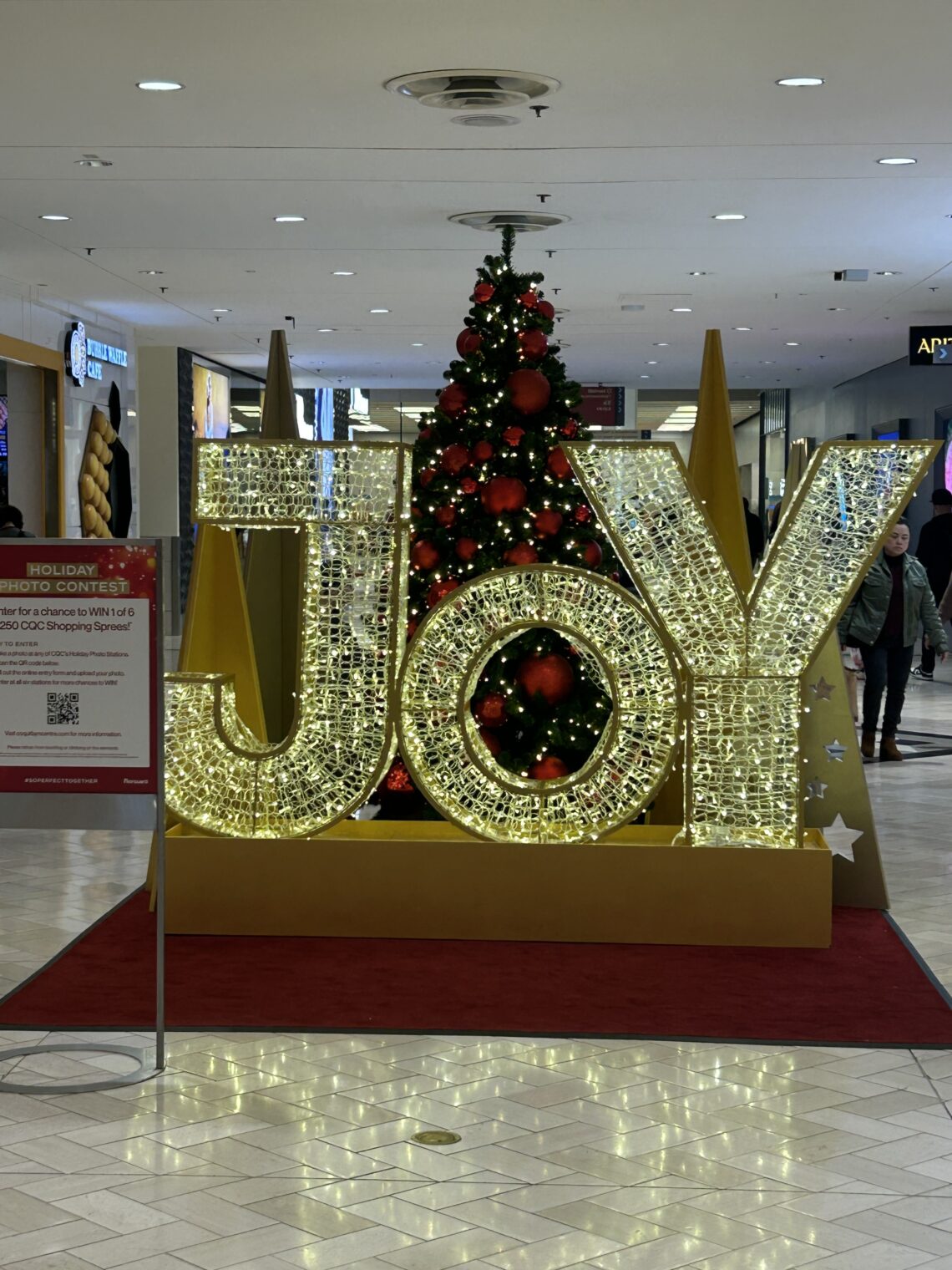 코퀴틀람 센터의 Joy 크리스마스 장식