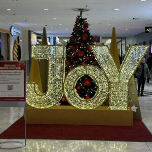 코퀴틀람 센터의 Joy 크리스마스 장식