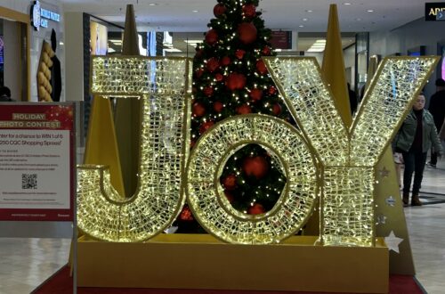 코퀴틀람 센터의 Joy 크리스마스 장식