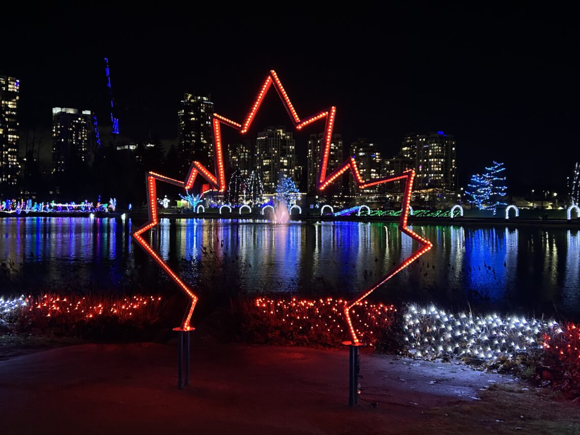 밴쿠버의 크리스마스! Lights at Lafarge의 캐나다 메이플 모양의 일루미네이션