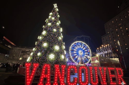 2025년 마자막날에, 밴쿠버 다운타운 갤러리 앞의 트리와 대관람차