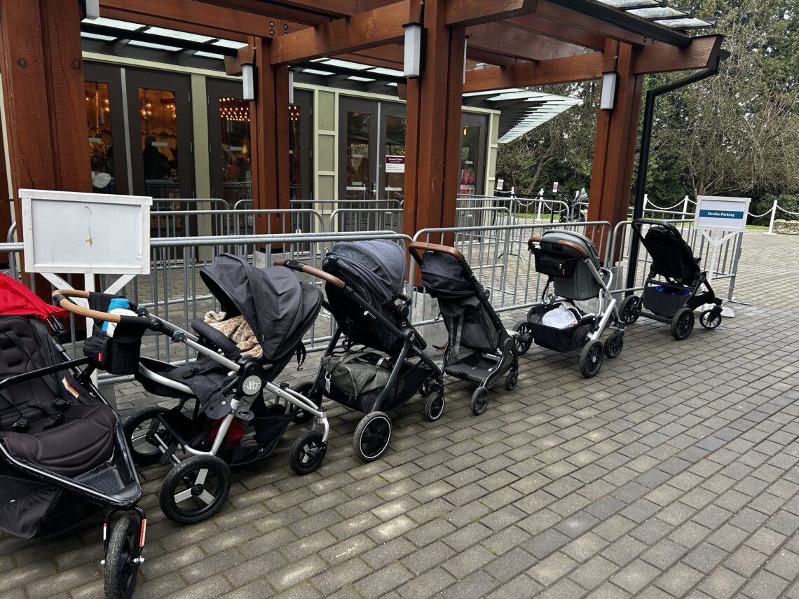 Burnaby Village Museum의 회전목마 앞 유모차 주차장