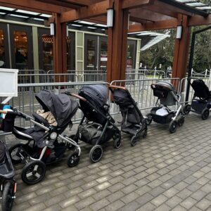 Burnaby Village Museum의 회전목마 앞 유모차 주차장