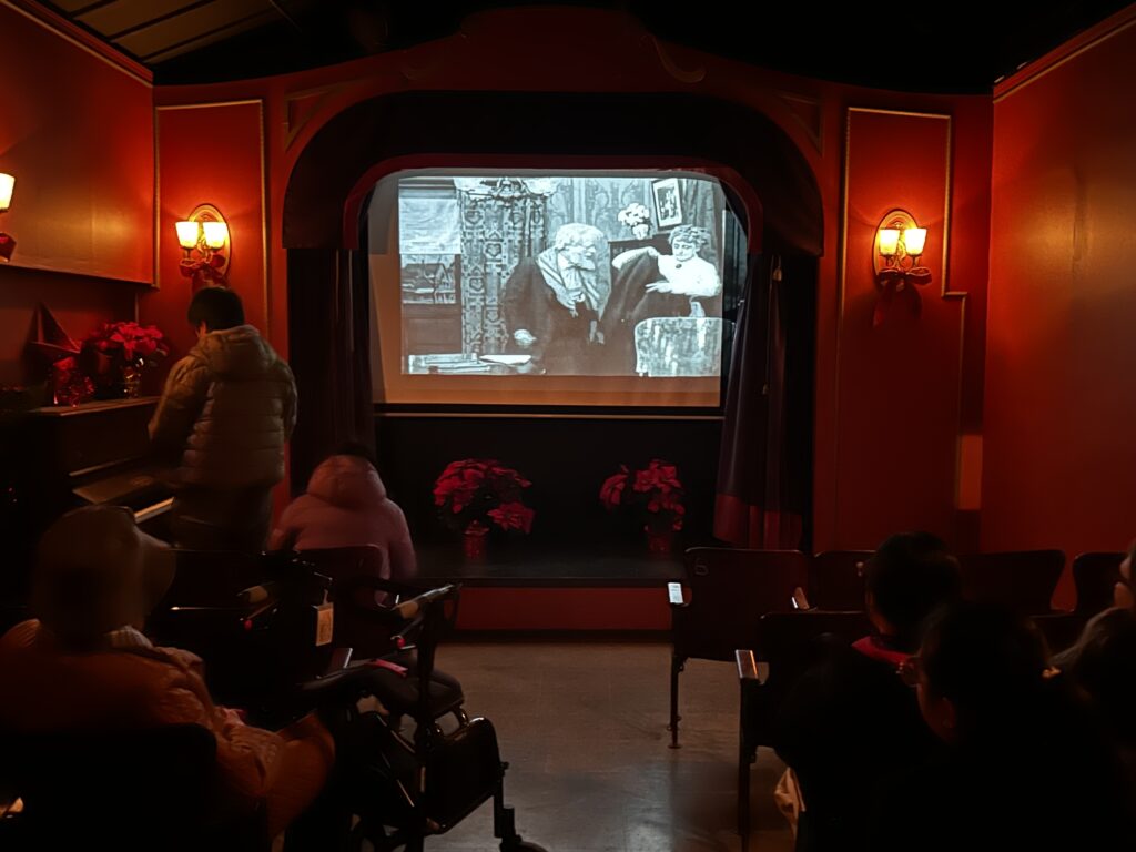 버나비 빌리지 뮤지엄의 극장 내부