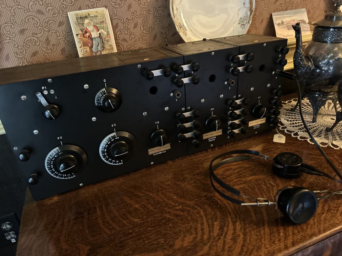 버나비 빌리지 뮤지엄의 진공관 라디오 수신기