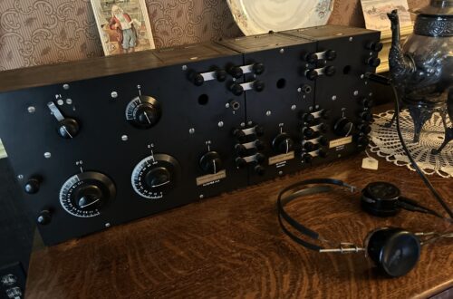 버나비 빌리지 뮤지엄의 진공관 라디오 수신기