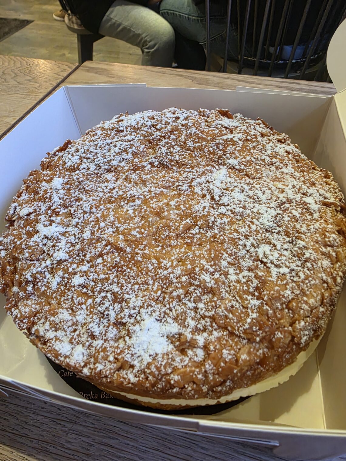 브레카(Breka Bakery & Cafe)의 비넨슈티히(Bienenstich)