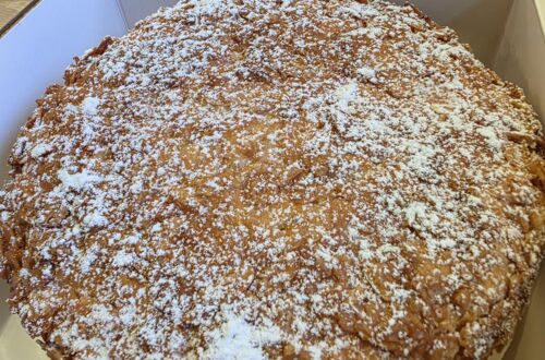 브레카(Breka Bakery & Cafe)의 비넨슈티히(Bienenstich)