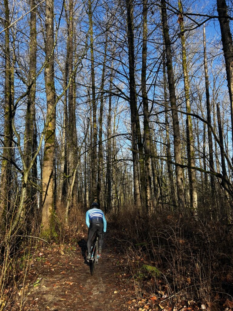 코퀴틀람강에서 타는 바이크 모습