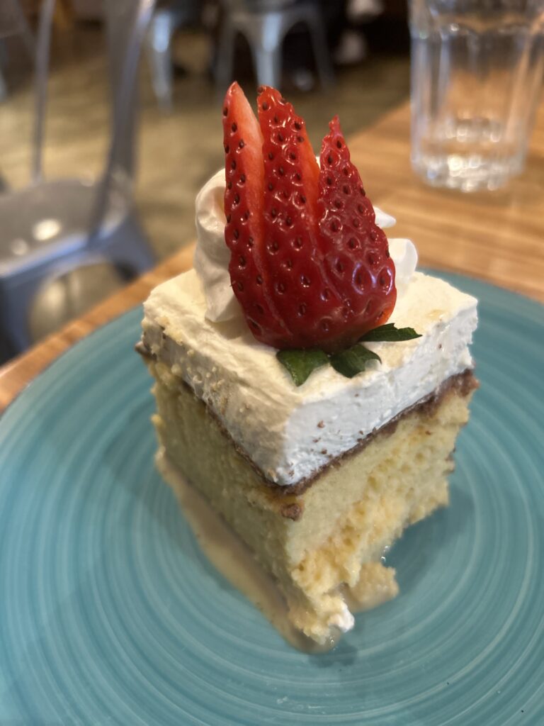 다인 아웃 3코스 중 디저트 코코넛 케이크