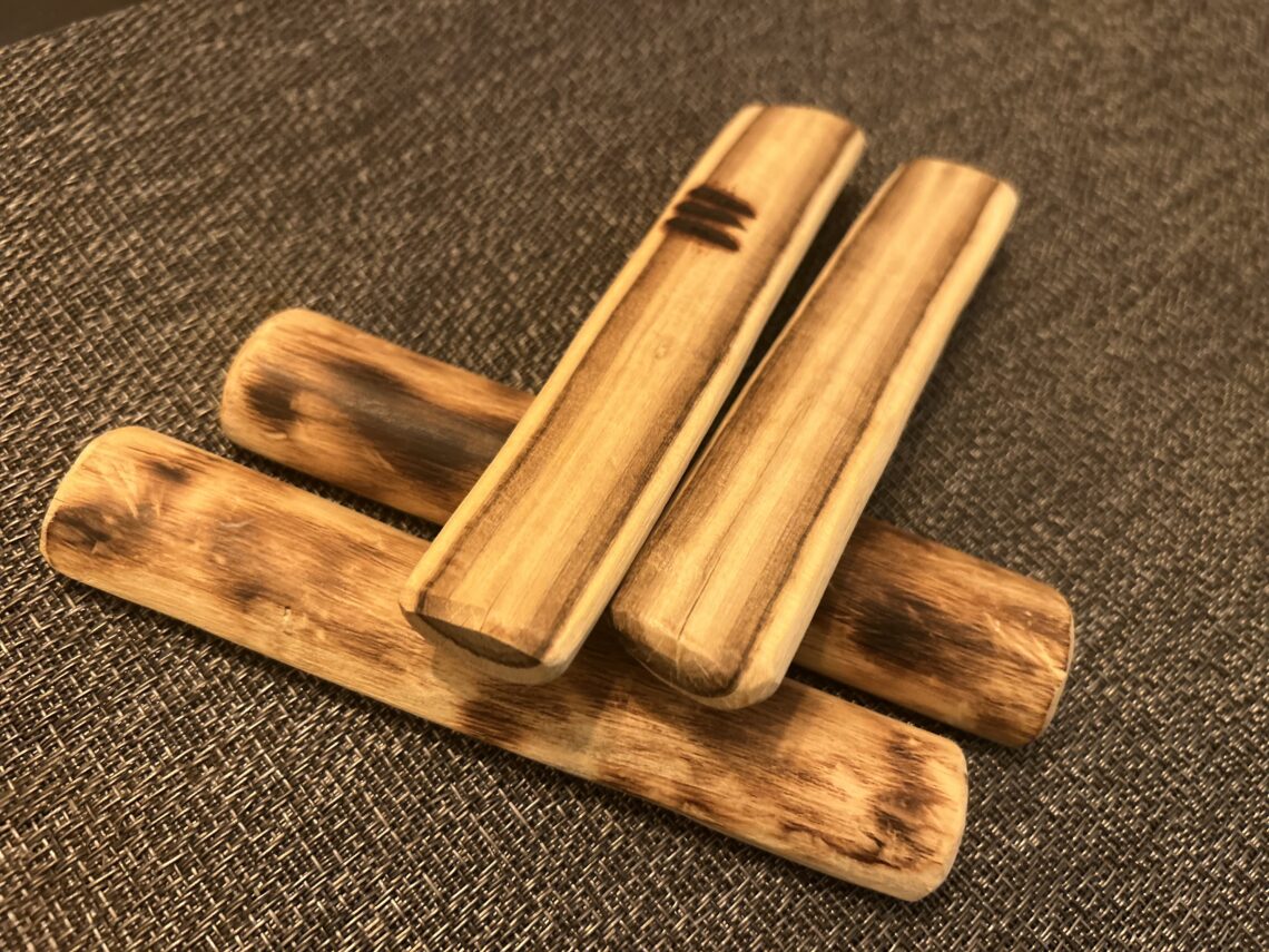 윷놀이에 사용되는 직접 깍아 만든 수제 윷