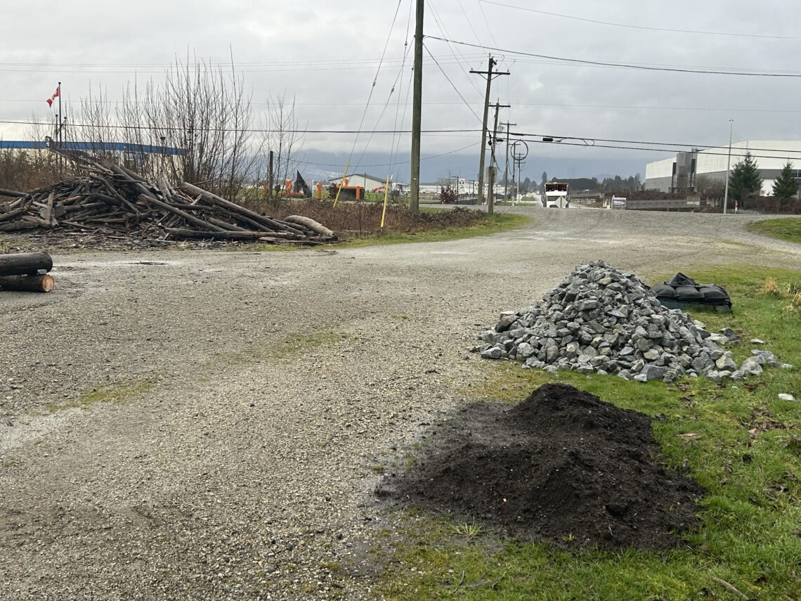 돌무더기, 흙 무더기 그리고 나무 무더기