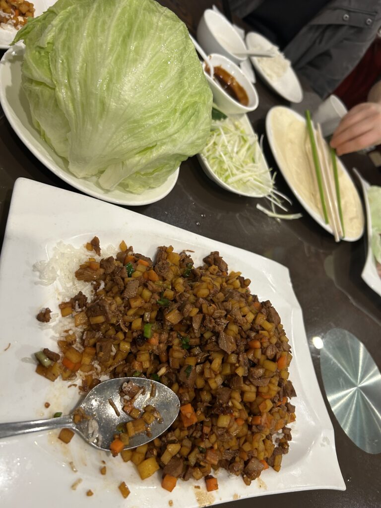 베이징 덕의 오리살로는 이렇게 양상추 쌈으로 먹습니다.