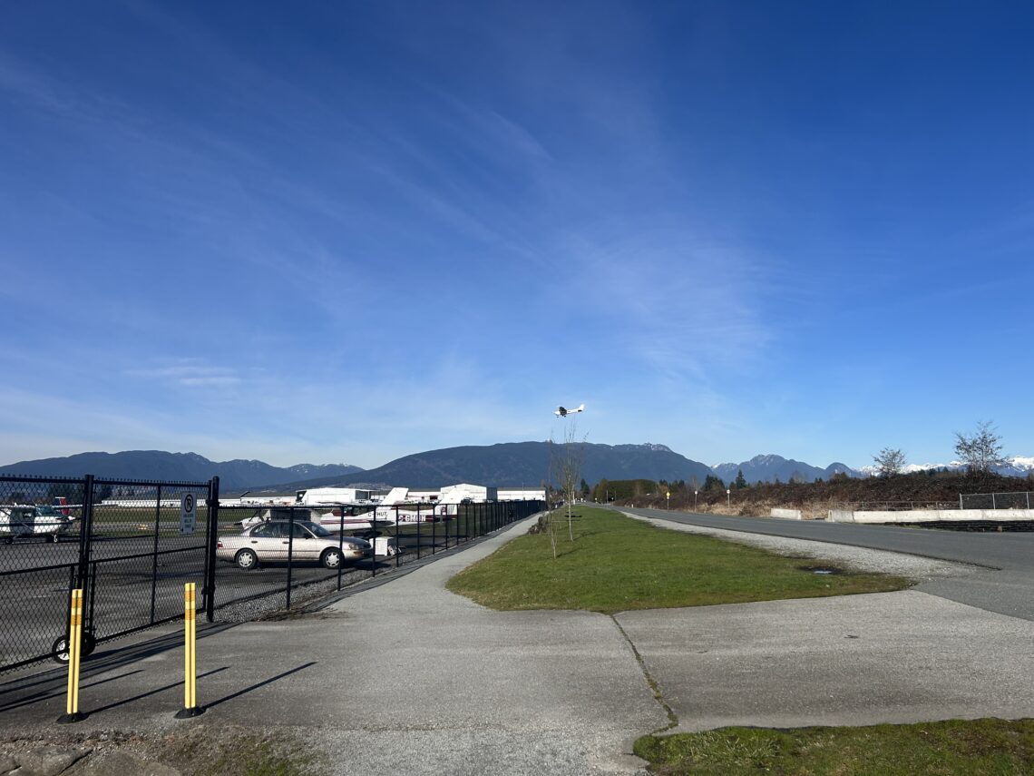 파란 하늘을 배경으로 한 비행기 착륙