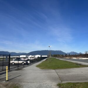 파란 하늘을 배경으로 한 비행기 착륙