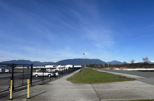 파란 하늘을 배경으로 한 비행기 착륙