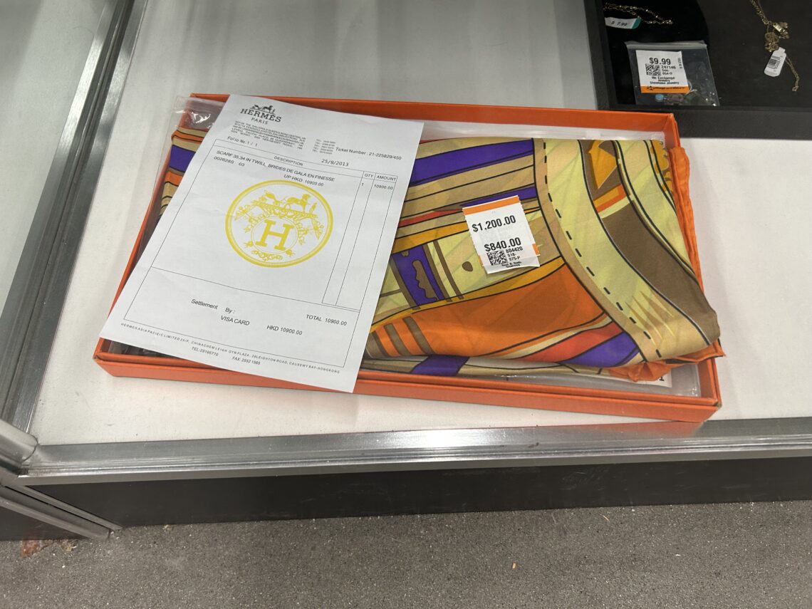 밸류 빌리지 중고샵(2nd Hand Shop)에 나타난 에르메스 스카프