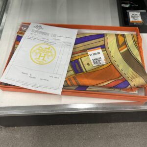 밸류 빌리지 중고샵(2nd Hand Shop)에 나타난 에르메스 스카프